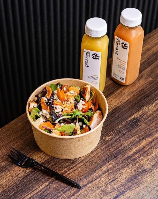Bowl de comida sana y jugos